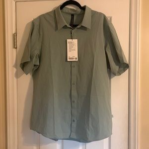 NEW WITH TAGS LULULEMON AIRING EASY SHORT SLEEVE SHIRT, MENS XXL